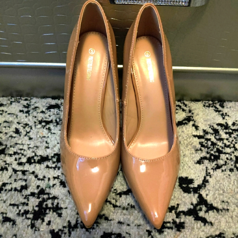 Nude Pretty Little Thing heels size 7